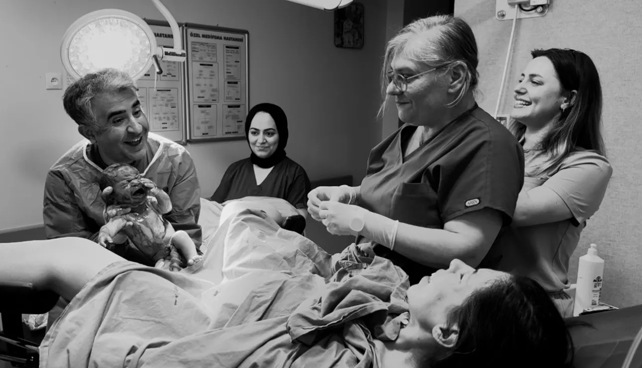 Doğumhanede anne, bebek ve ekibin ilk anları