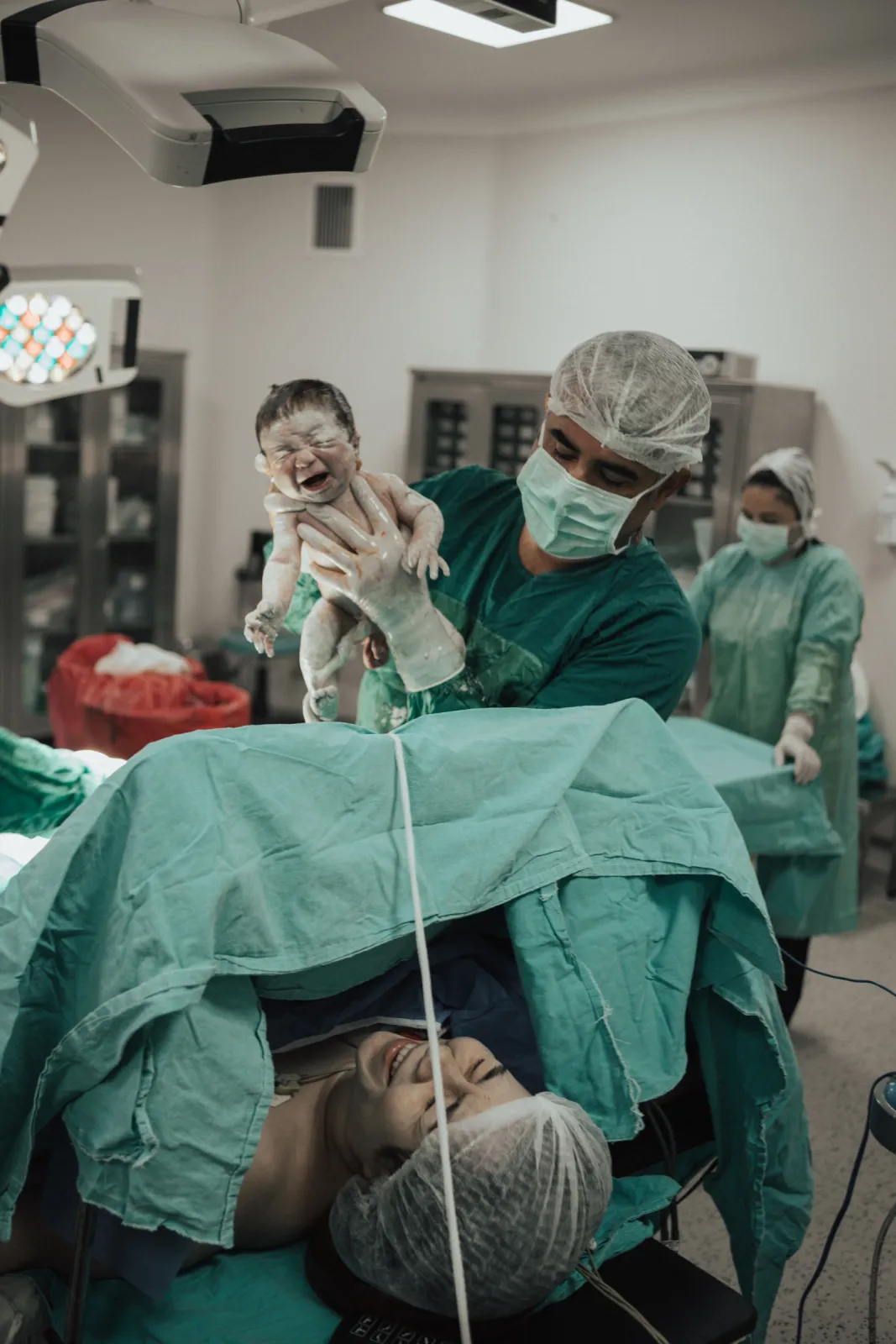 Op. Dr. Hayri Aksüt doğumda yenidoğanı kaldırırken