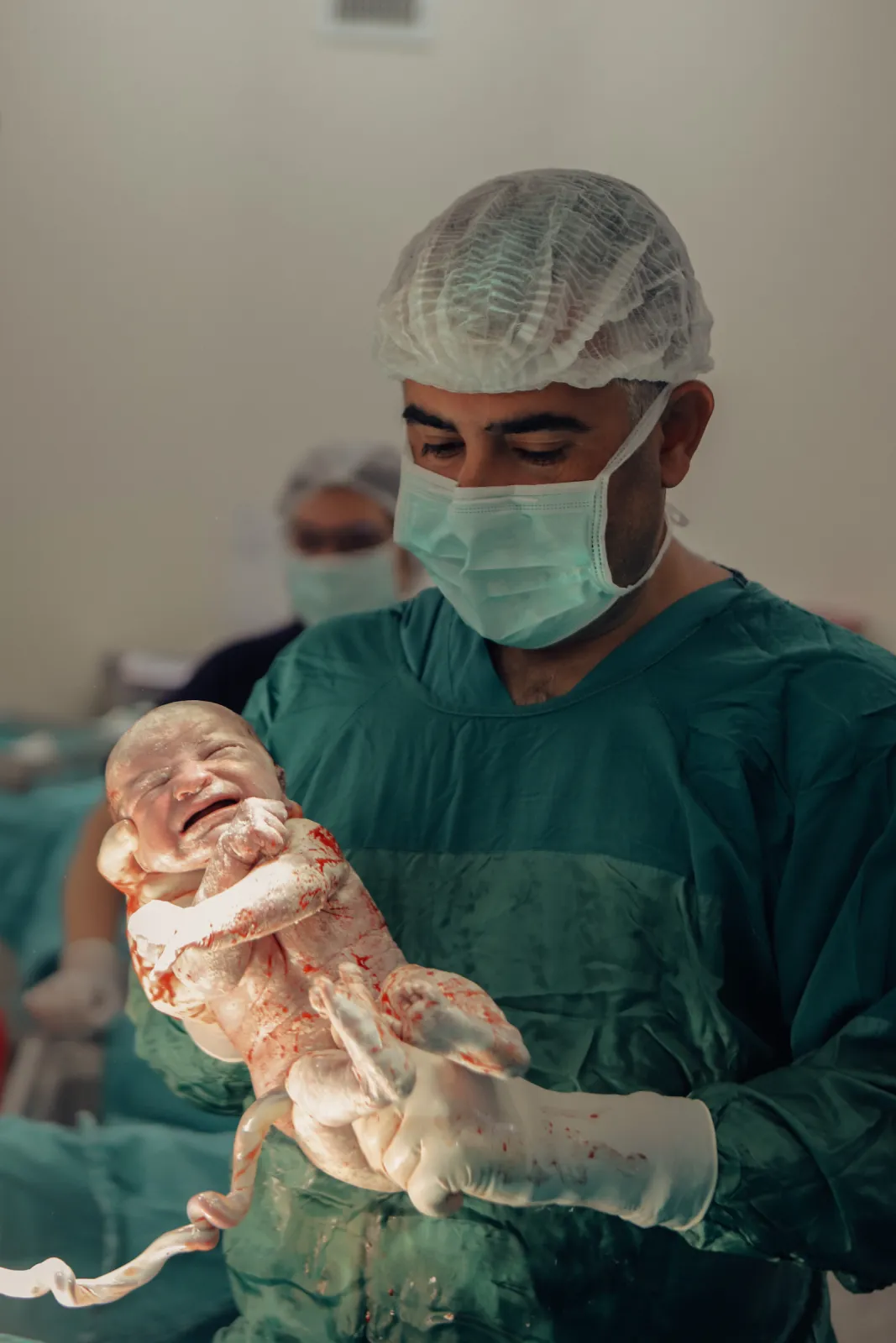 Op. Dr. Hayri Aksüt yenidoğan bebeğe bakarken
