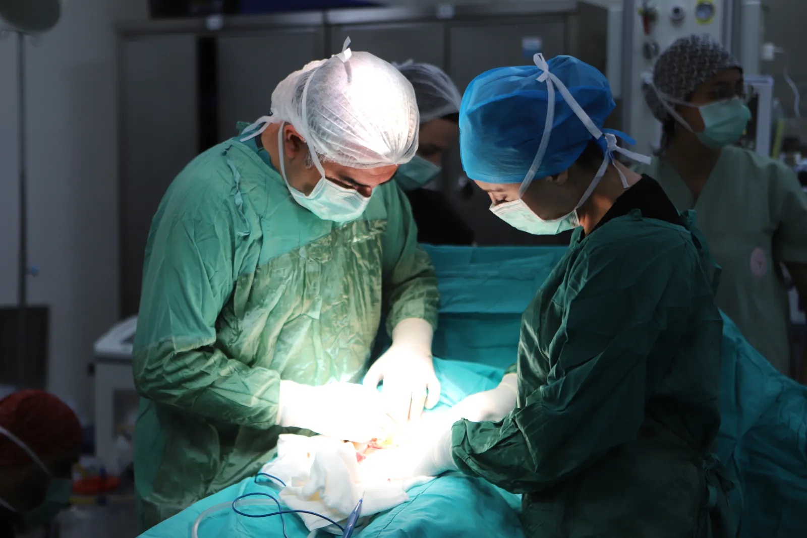 Sezaryen sırasında ameliyathanede Op. Dr. Hayri Aksüt ve ekibi