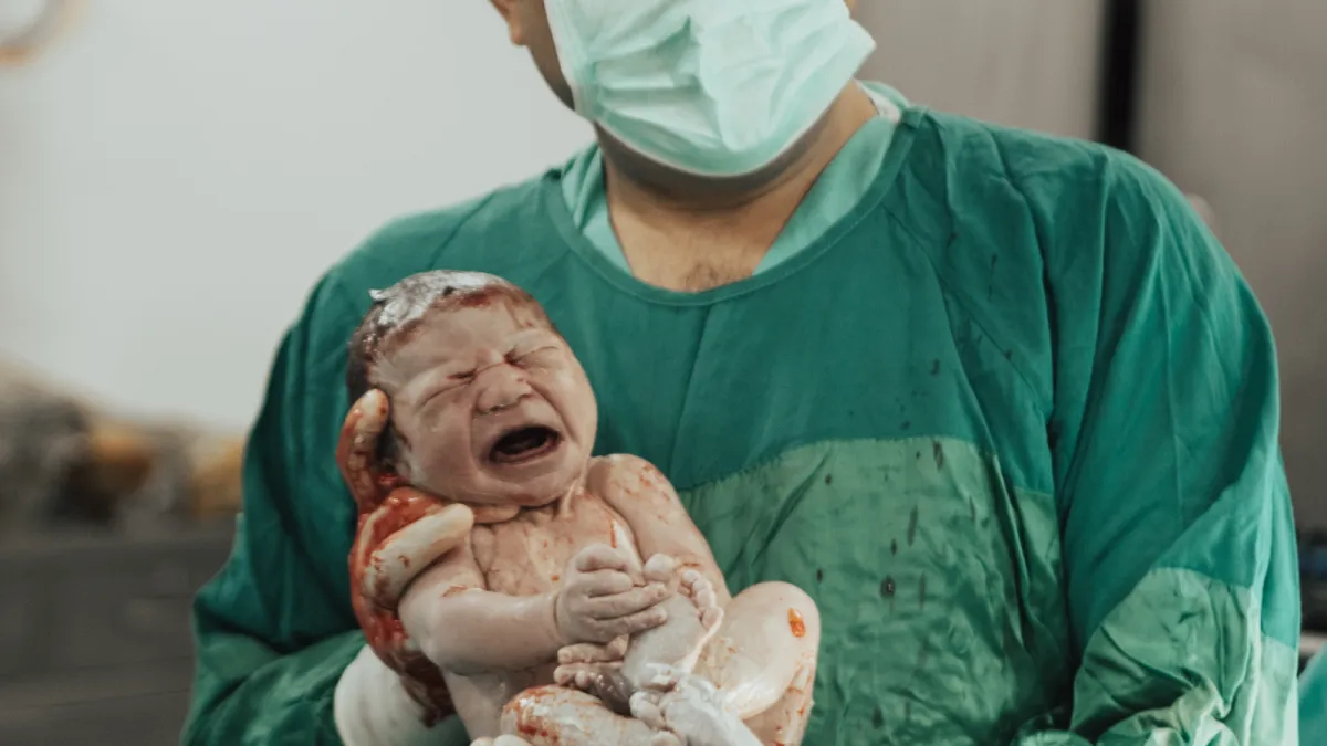 Doğumun hemen ardından yenidoğan bebek