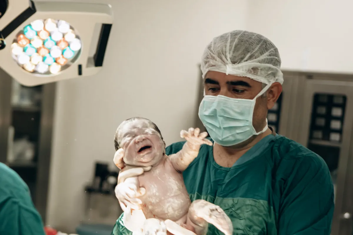 Gebelik şekeri takibi tamamlanan bir annenin bebeğiyle doğumun hemen ardından Op. Dr. Hayri Aksüt