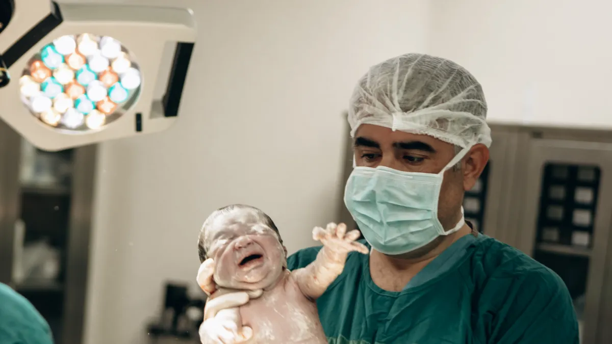 Op. Dr. Hayri Aksüt doğumun hemen ardından yenidoğanla