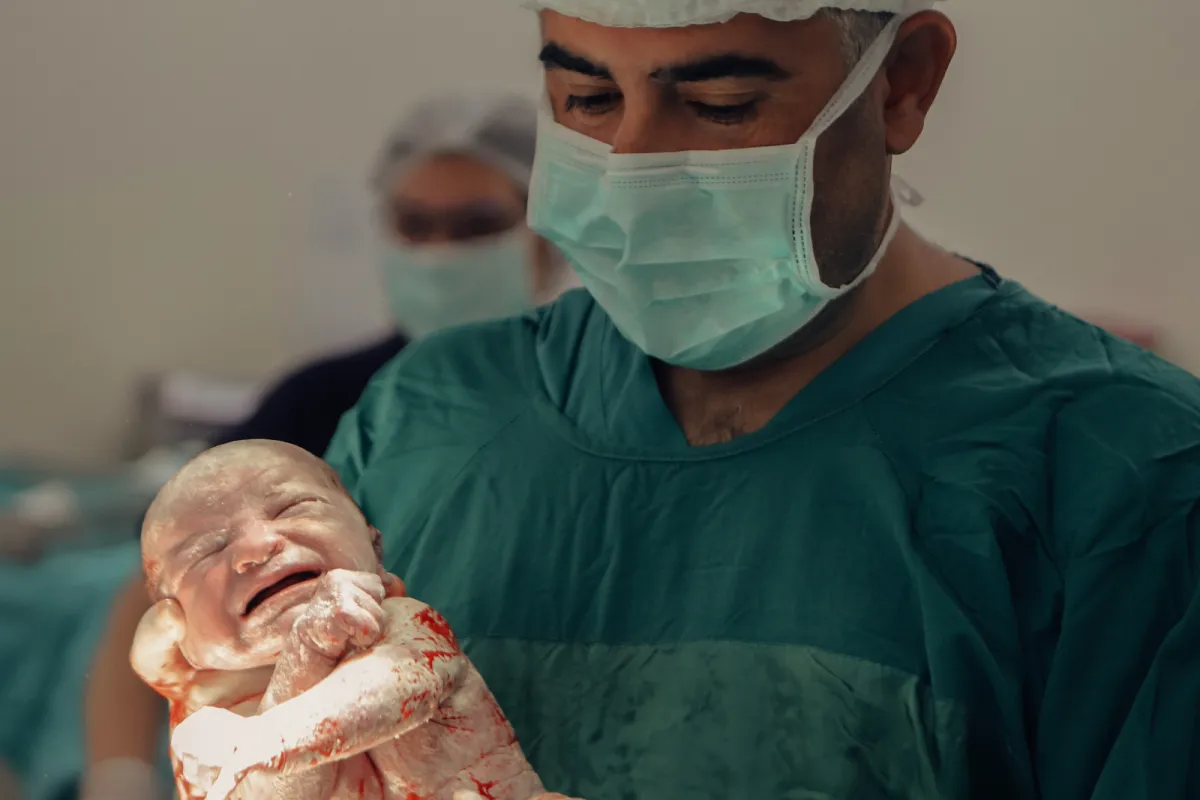 İleri anne yaşında sürdürülen bir gebeliğin ardından yenidoğan bebeğe bakan Op. Dr. Hayri Aksüt